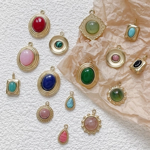 Pendentifs vintage en acier titane plaqué or 14k avec pierres de diverses couleurs