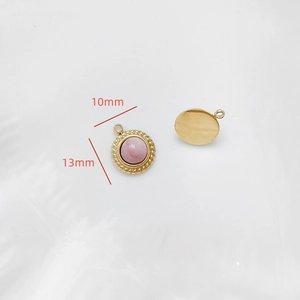 Détail macro de pendentifs dorés avec pierre rose et bordure torsadée en 10mm et 13mm