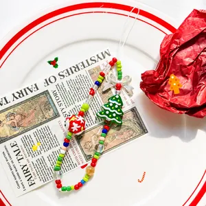Handgefertigter Weihnachtsbaum-Glashänger für Handys mit festlichen Perlenornamenten