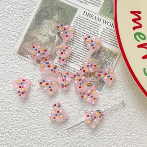Detail von rosa Weihnachtsbaum-Perle aus Harz mit bunten Punkten für DIY-Schmuckherstellung