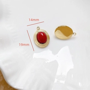 Détail macro du pendentif ovale doré de 19 mm avec pierre rouge pour bijoux DIY