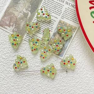Detailansicht der lichtdurchlässigen grünen Christbaumperlen für DIY-Schmuck mit Punkten