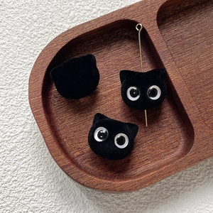 Dettaglio di perline a testa di gatto floccate nere per accessori di gioielli fai da te