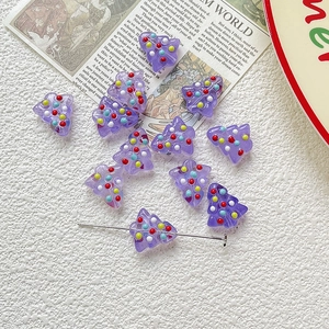 Makroansicht lila gepunkteter Glas-Weihnachtsbaum-Perlen für DIY-Schmuckherstellung
