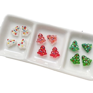 Bunte Glasperlen in Weihnachtsbaumform für DIY Armbänder und Halsketten in fünf Farben