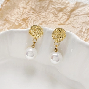 Französische Retro-Ohrstecker aus 18k Gold mit unregelmäßiger Textur und weißen Perlen