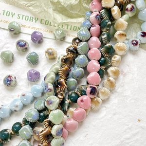 Macro-opname van gekleurde geglazuurde keramische kralen met schelppatroon voor DIY sieraden