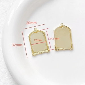Macro view of 18k gold-plated baroque frame pendant showing dimensions 20x32mm