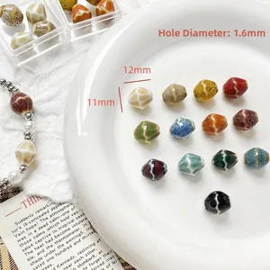 Dettaglio di perle in ceramica retrò colorate con foro da 1,6 mm per creazione gioielli