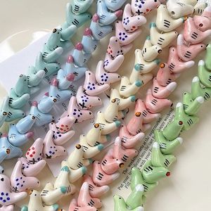 Detail van handbeschilderde keramische vogelkralen voor DIY-sieraden maken
