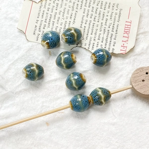 Dettaglio di perle in ceramica blu vintage per creazione di gioielli fai da te e artigianato