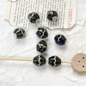 Dettaglio di perline in ceramica a motivi bianco e nero per accessori di gioielli DIY