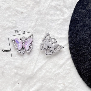 Vue détaillée du pendentif papillon en alliage avec gemme violette pour bijoux DIY