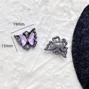 Détail macro du charm papillon pour bijoux DIY avec cristal violet et dimensions 19x15mm