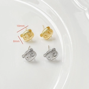 Detailopname van gouden en zilveren panda-oorknopjes van 10mm breed bij 8mm hoog