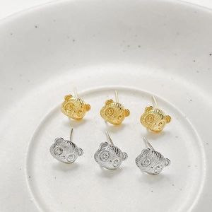 18k vergulde panda oorknopjes in goud en zilver met gedetailleerde textuurafwerking