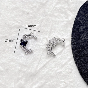 Vue macro des connecteurs de pendentif en forme de lune avec papillon bleu et zircon