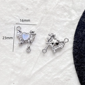 Détail macro d'un pendentif cœur en argent avec pierre de lune bleue et perles pour bijoux DIY