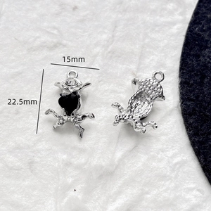 Détail recto-verso d'un pendentif cœur en alliage argenté de 22,5 mm pour bijoux DIY