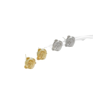 Minimalistische 18k vergulde panda oorknopjes met een geborstelde metalen textuur
