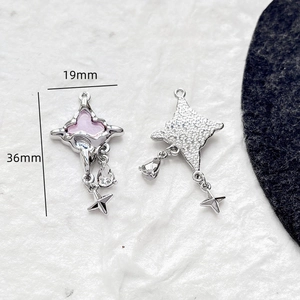 Détail macro du pendentif étoile argenté avec incrustation rose et mesure de 36 mm pour DIY