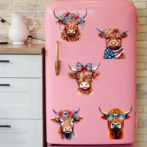 Fünfteiliges Highland Cow Aufkleber Set zum US Unabhängigkeitstag am rosa Kühlschrank