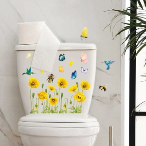 Wandsticker mit gelben Blumen und Kolibris auf einem weißen Toilettenspülkasten im Badezimmer