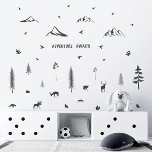 Stickers muraux forêt montagne animaux avec citation Adventure Awaits pour chambre enfant