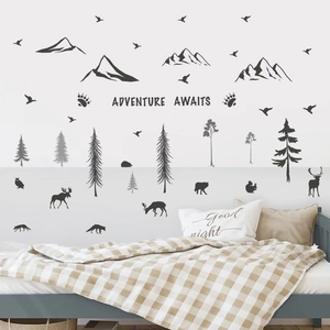 Sticker mural forêt et animaux de la montagne avec citation Adventure Awaits déco