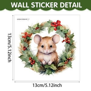 Détail d'un sticker mural de Noël montrant une souris dans une couronne de houx festive