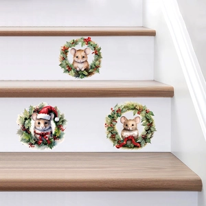 Stickers d'escalier trou de souris de Noël avec souris en couronnes et décor de baies rouges