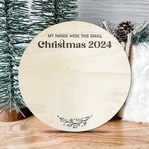 DIY runder Weihnachtsanhänger 2024 aus Holz für Baby-Handabdrücke und Dekoration