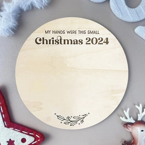 Runde Holzplakette für Weihnachten 2024 mit Platz für Babyhandabdrücke als festliche Deko