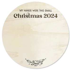 Rundes Holz-Weihnachtsornament 2024 mit Aufschrift MY HANDS WERE THIS SMALL