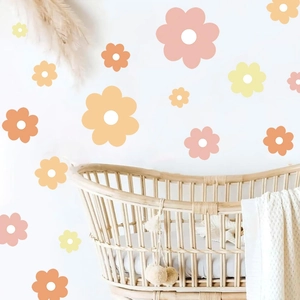 Stickers muraux marguerites bohèmes aux tons Morandi au-dessus d'un berceau d'enfant