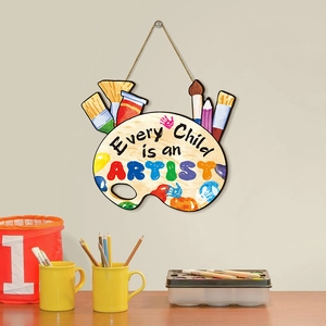 Plaque bois palette Every Child is an Artist pour décoration murale de classe