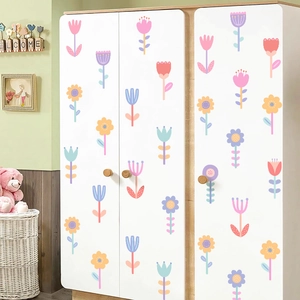 Stickers muraux fleurs aux tons pastels sur armoire blanche pour décoration