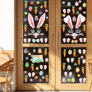 Adesivi pasquali con coniglio e uova colorate su porta a vetri per decorazioni festive