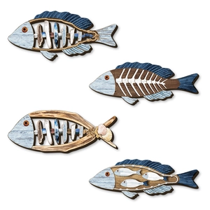 Juego de cuatro adornos de pared de peces de madera con conchas y cuentas mediterráneas