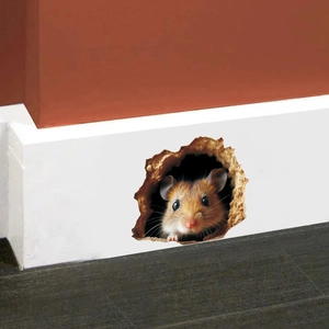 Détail d'un sticker mural 3D trou de souris montrant une souris sur une plinthe blanche