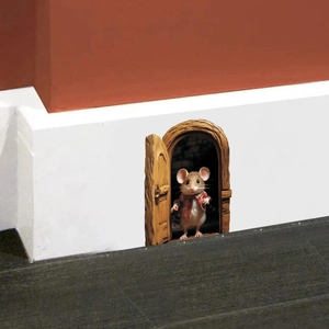 Sticker mural 3D trou de souris détaillé avec une souris mignonne en chemise rouge au mur