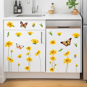 Cuisine moderne avec stickers fenêtres marguerites jaunes et papillons sur meubles blancs