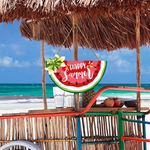 Panneau d'été pastèque accroché sur une cabane de plage avec lettrage happy summer
