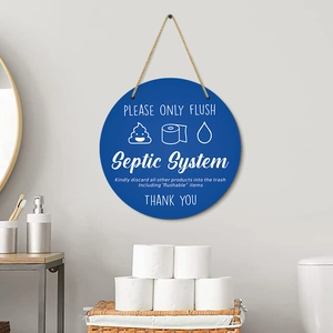 Insegna per bagno in legno blu con istruzioni per il sistema settico e corda di canapa