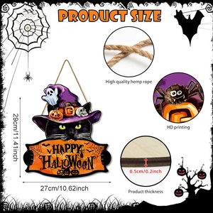 Détail de plaque Halloween en bois avec chat noir, chapeau de sorcier et citrouille