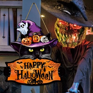 Panneau de porte Halloween en bois avec chat noir en chapeau de sorcière et texte festif