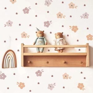 Dettaglio di adesivi murali floreali Morandi su una parete bianca in una nursery