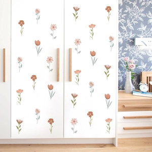 Adesivi murali floreali boho con fiori secchi vintage applicati su un armadio bianco moderno