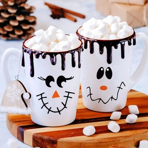 Lot de deux mugs bonhomme de neige en céramique avec glaçage chocolat et guimauves
