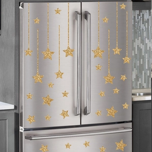 Détail de stickers étoiles dorées à paillettes avec lignes suspendues pour décorations